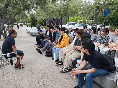Apple Park Visitor Center前にてAppleのシステムエンジニア秋場氏と話をする学生たちの写真