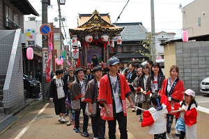 お旅祭りへの学生参加の様子1
