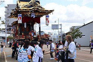お旅祭りへの学生参加の様子2