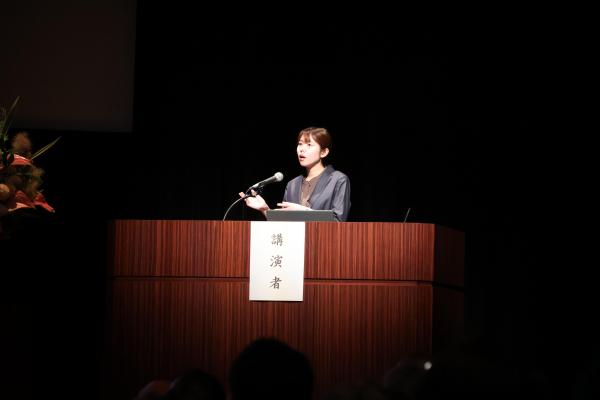 講演　公立小松大学サステイナブルシステム科学研究科グローカル文化学専攻博士前期課程２年／国際交流センター・総務課職員　上林 あい　氏.JPG