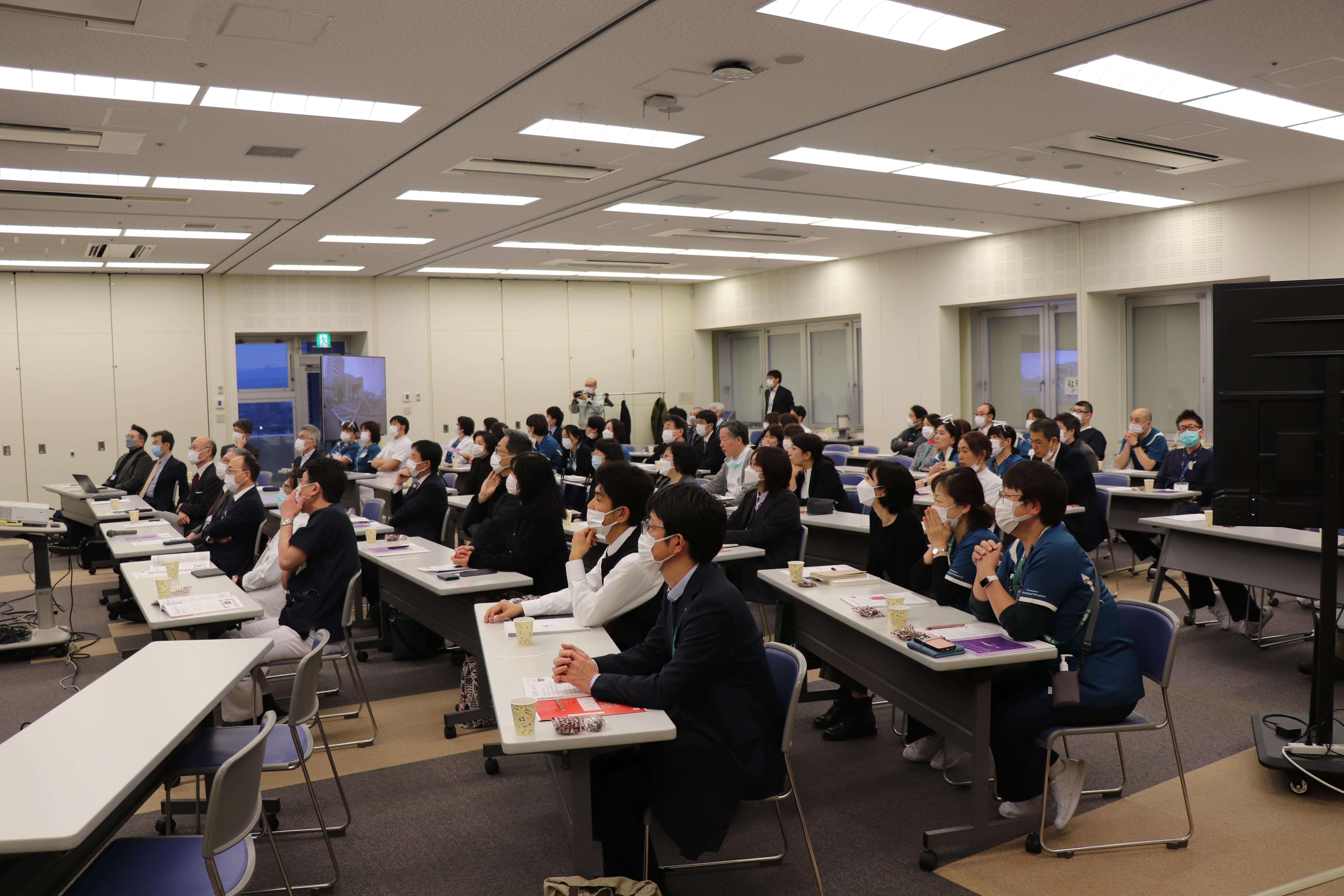 講演に耳を傾ける参加者の様子