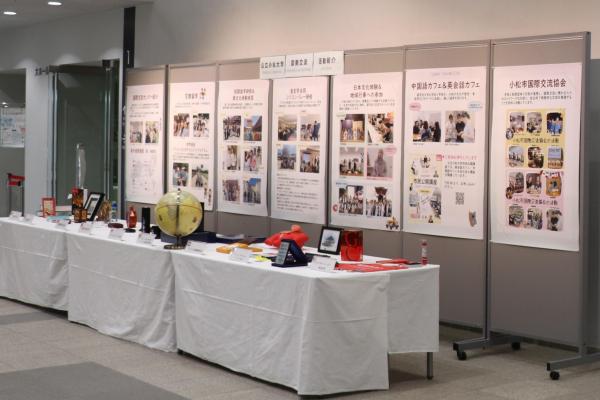 国際交流センターの取り組みを紹介する パネルと協定校グッズの展示.JPG