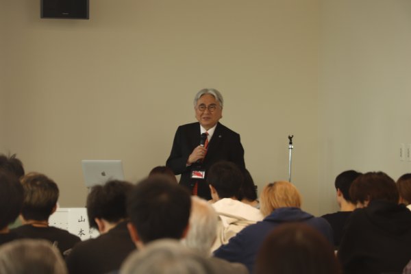 公開授業「医療と文化－遺伝と病気」講師の山本　博 学長.JPG