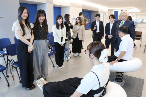 「UKABI」を体験する様子.JPG