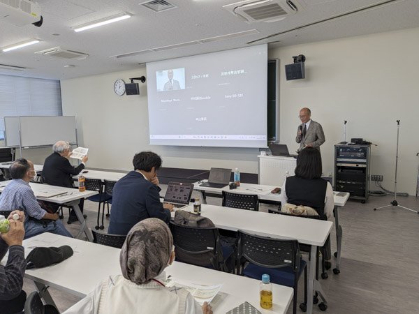 【写真1】 志村恵学長による開会挨拶.jpg