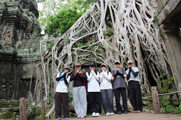 タ・プローム寺院にて遺跡修復の様子を見学.JPG