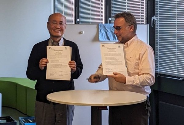 レーゲンスブルク大学調印式.jpg