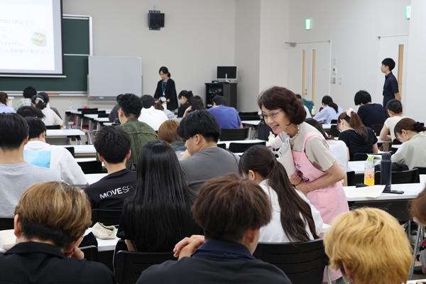 学生の質問に対応する食生活改善推進員.png