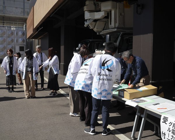 小松大学の法被を着て参加する教職員.jpg