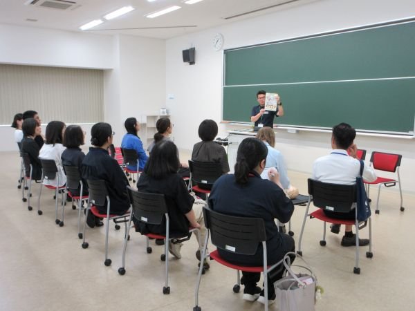 小松市消防本部職員から説明を受ける参加者.JPG