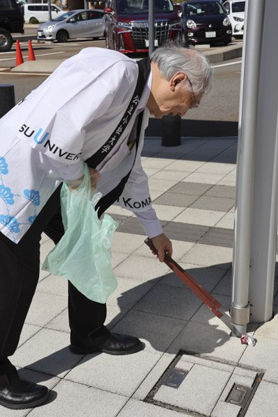 小松理事長も参加し、駅周辺の美化に取り組みました.jpg