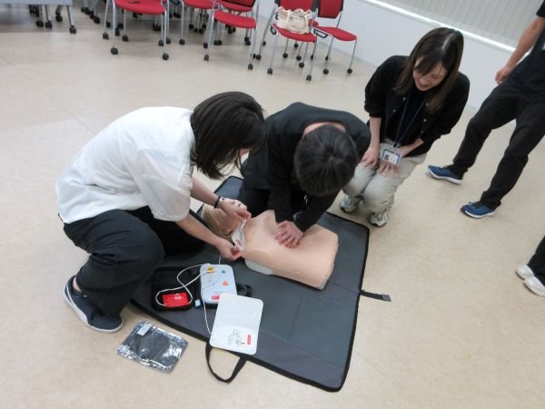救命現場を想定した実習を行いました.JPG