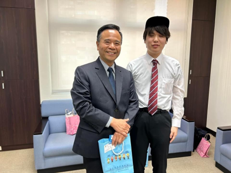 新北市政府消防局李清安局長と生産システム科学科3年谷内さん（3月4日）.png