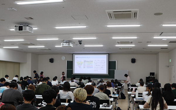 約100名の学生が受講しました.png