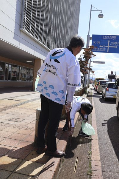 道路沿いに落ちているごみや吸い殻を回収しました.jpg