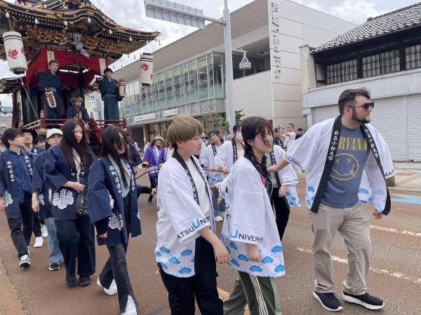 「よーいや八寸」の掛け声とともに曳山を曳く様子.jpg