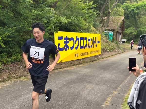 自然豊かなコースを駆け抜ける学生たち.jpg