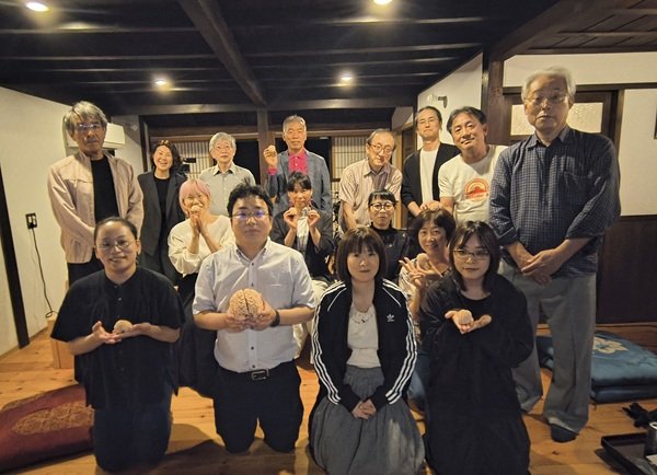 藤原助教と参加者の皆さん.jpg