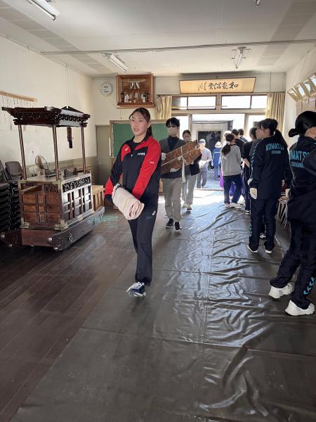 慎重に曳山の部品を運ぶ学生.jpg
