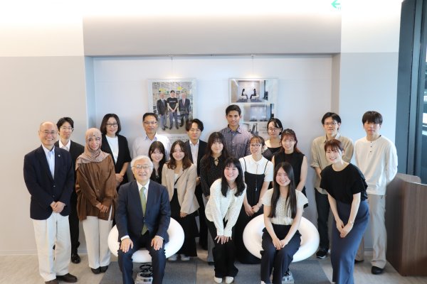 中央第２キャンパス開設記念品贈呈・除幕式の様子.JPG