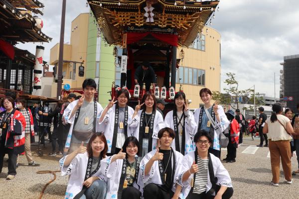 寺町の曳山体験を終えた学生たち。寺町の木札を胸にかけ、記念撮影.JPG