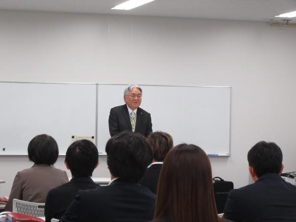入校式で挨拶する山本学長.JPG