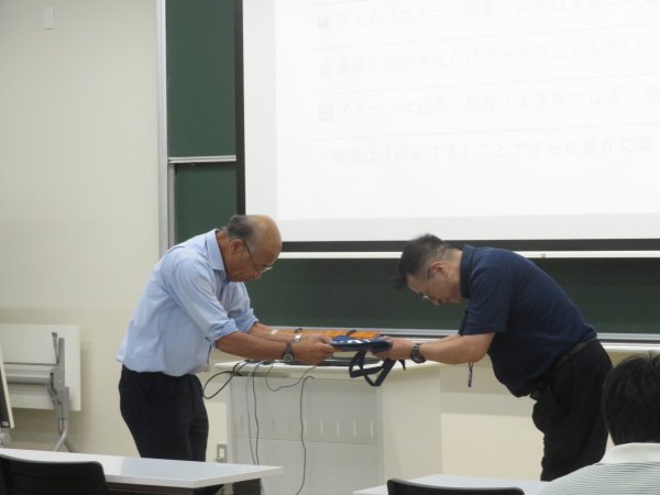 講義全参加者へ記念品贈呈.JPG