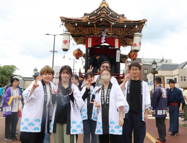 出発前の西町曳山と記念撮影.JPG