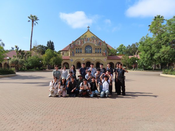 スタンフォード大学記念教会前での集合写真.JPG