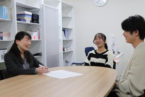 学生の相談に親身に応じる松木講師.JPG