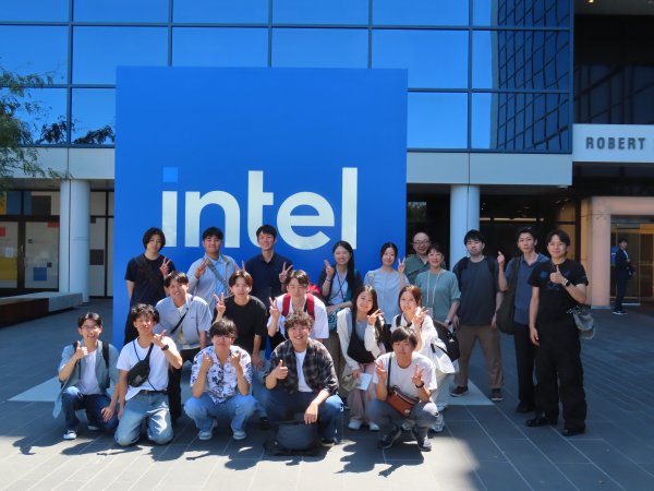 Intel本社前で記念撮影.JPG