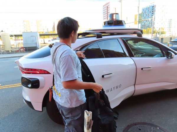自動運転タクシーサービスWaymoを体験.JPG
