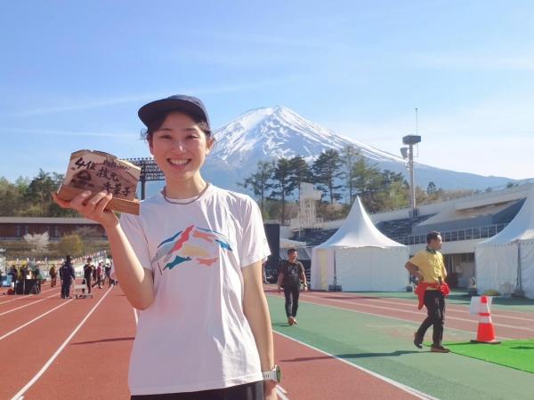 Mt. FUJI 100　４位入賞の盾とともに記念撮影.jpeg