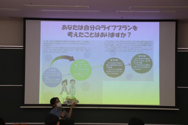 石川県健康福祉部 少子化対策監室 母子保健グループの田中講師による講義の様子.JPG