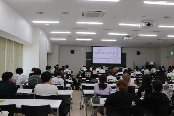 学生約100名が受講.JPG