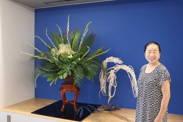 生け花作品と寺西先生.JPG