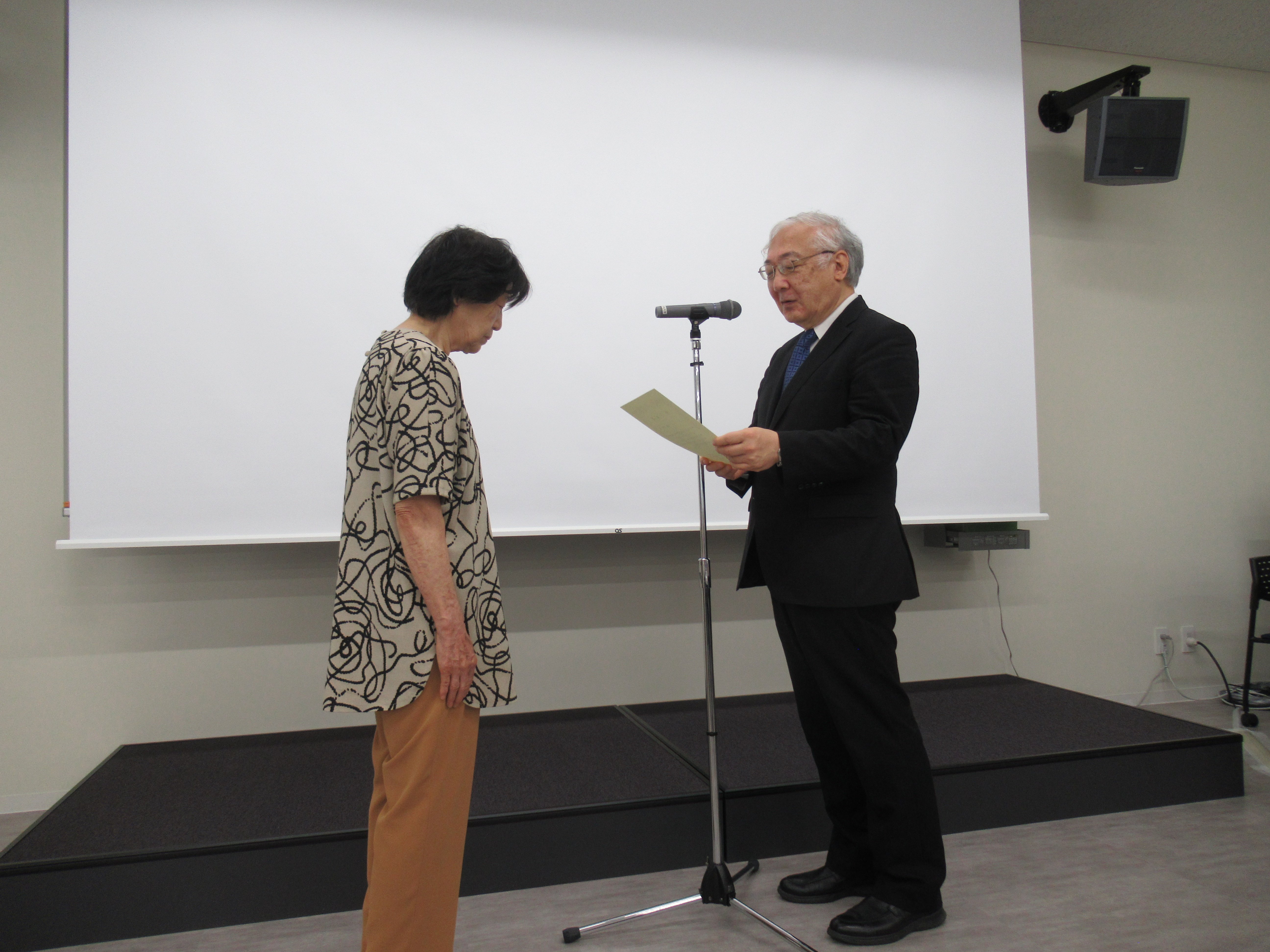 小松理事長から全6回の講座を修了した受講者へ修了証書が授与される様子
