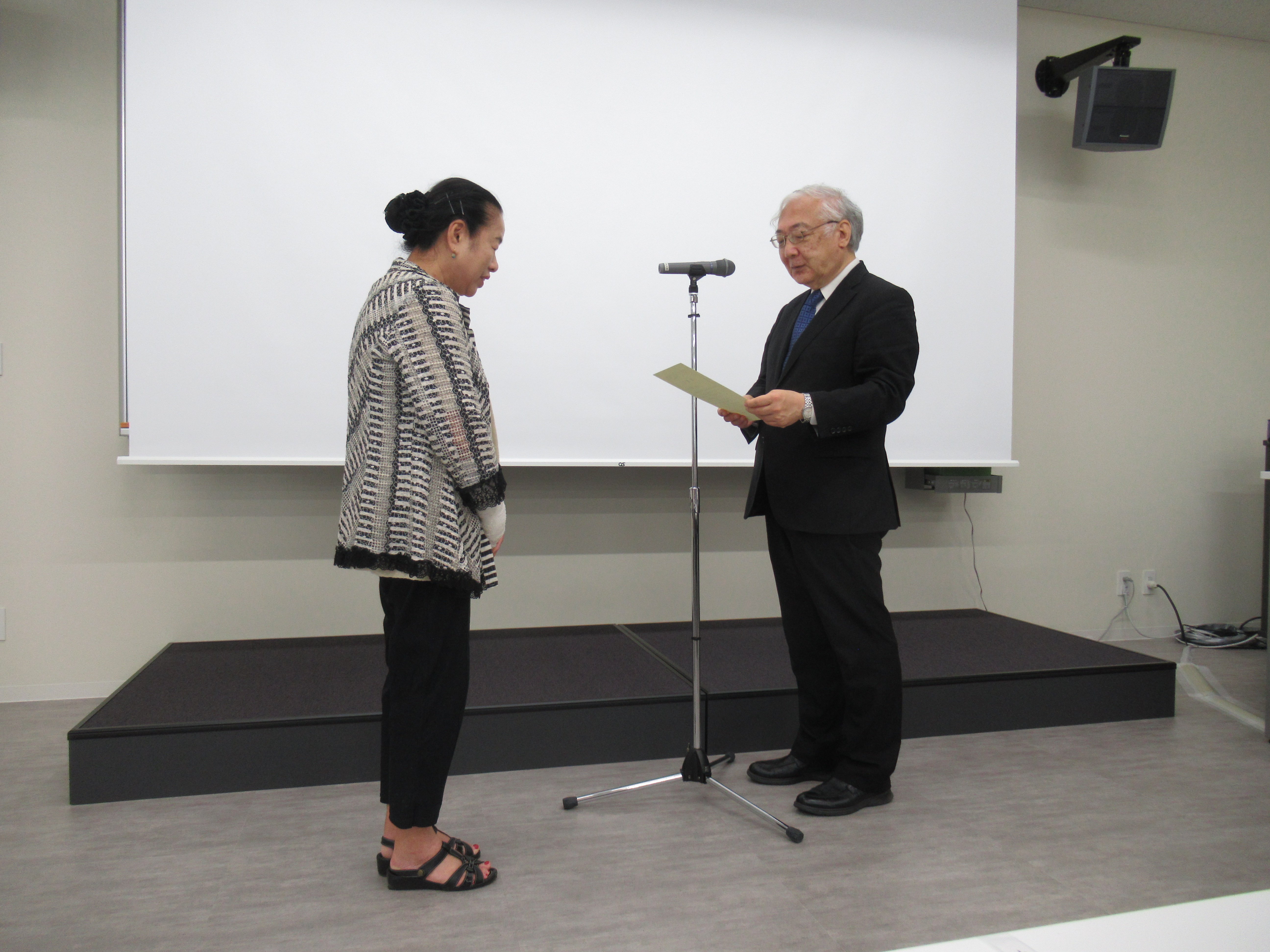 小松理事長から寺西様へ感謝状が贈呈される様子