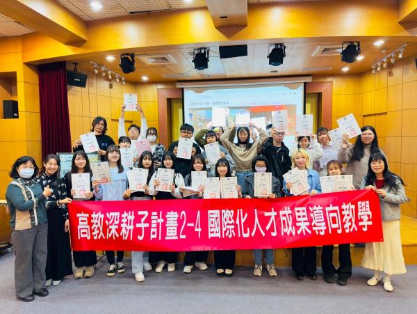 修了証書を手にし、お世話になった建国科技大学の先生、学生と記念撮影.jpg