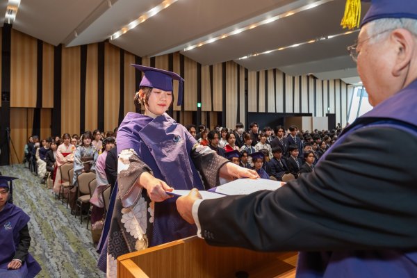  学位記授与の様子.jpg