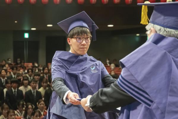 学位記授与の様子.jpg