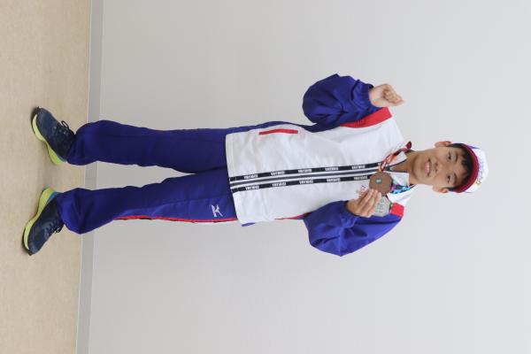 銀メダルと銅メダルを掲げる野杉さん.JPG