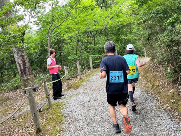 コース沿道からランナーへ声援を送るボランティアの学生.JPG