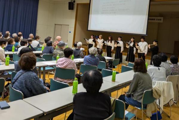 うたおう会　合唱とフルート演奏を披露.jpg