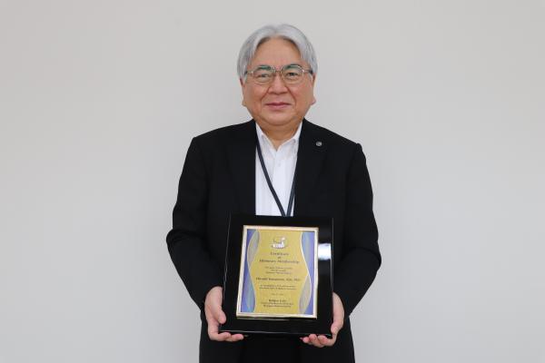 日本糖尿病学会 名誉会員の楯を手にした学長.JPG