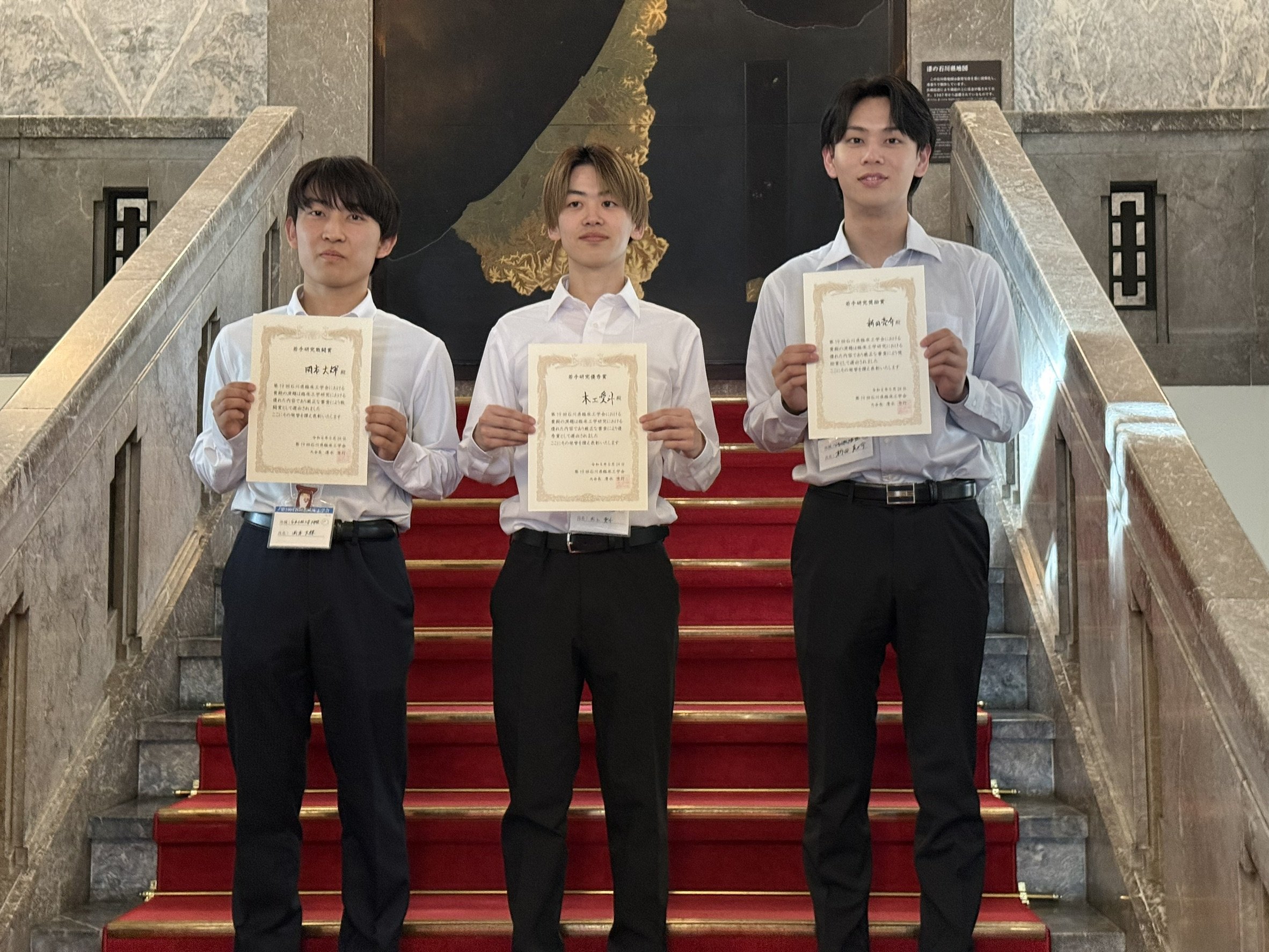 (左から)大学院サステイナブルシステム科学研究科 ヘルスケアシステム科学専攻 博士前期課程1年 岡本 大輝さん、木工 愛斗さん、博士前期課程2年 新田亮介さん