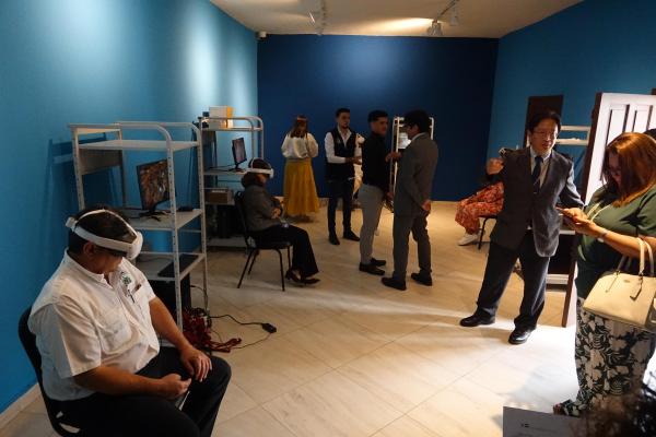 目玉となるVR展示室と体験の様子.JPG
