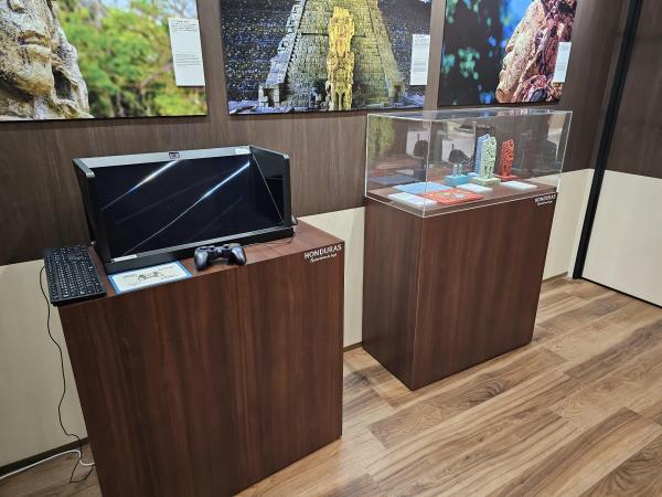 空間再現ディスプレイと３Dレプリカ展示.jpg