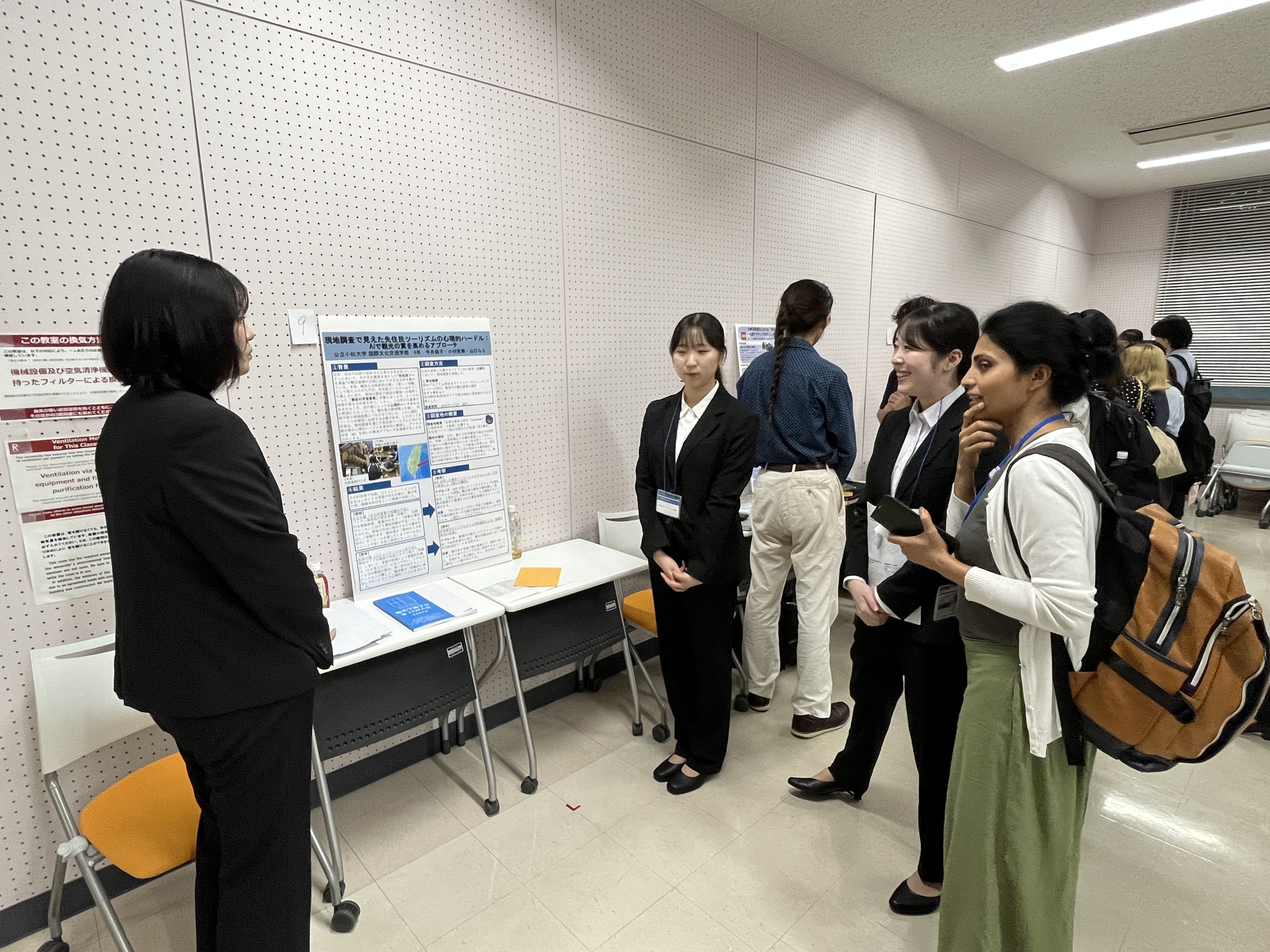 ポスターセッションで参加者からの質問に応じる様子